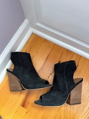 Steve Madden Black Suede Peep Toe Block Heel Booties “Mingle” Size 7